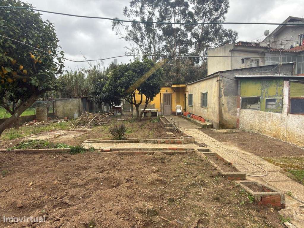 Terreno Urbano com 412m2 e pequena moradia edificada-3