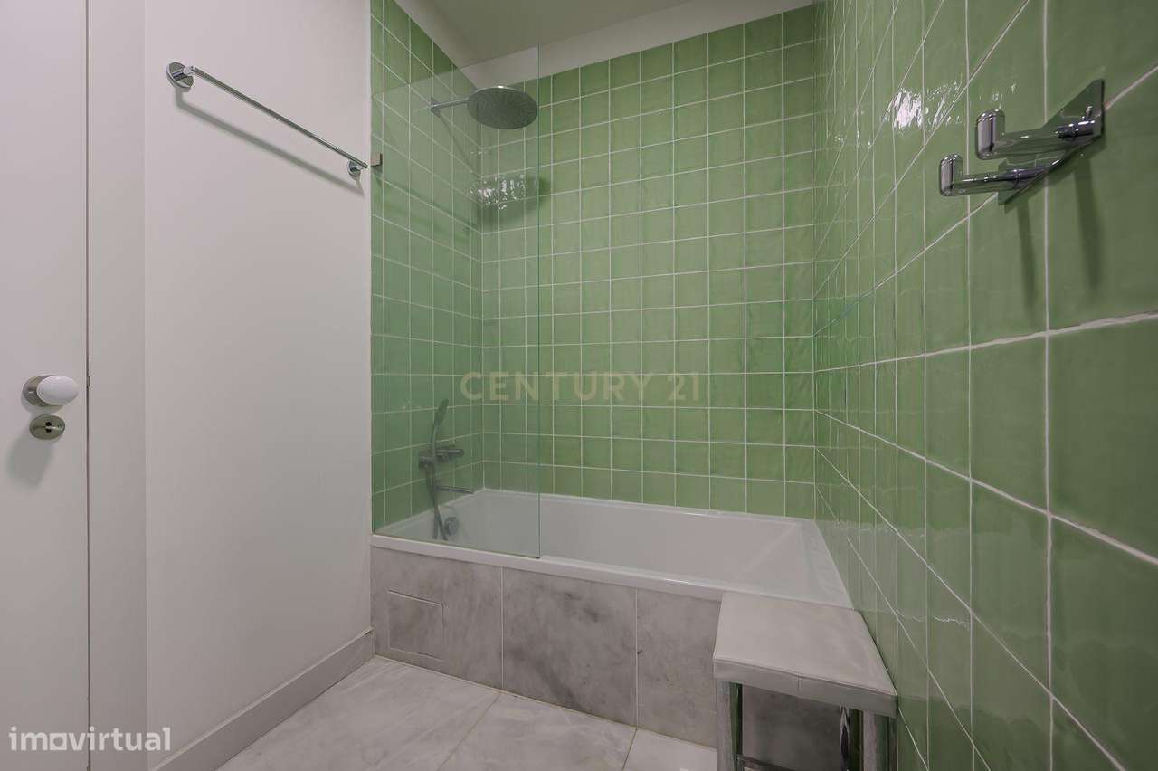 Apartamento T2 de Luxo com Varanda a Sul, Vista Rio e Prédio Totalment-19