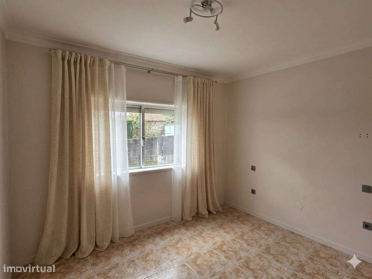 Troque o seu apartamento por uma moradia de 4 frentes em Argoncilhe-7