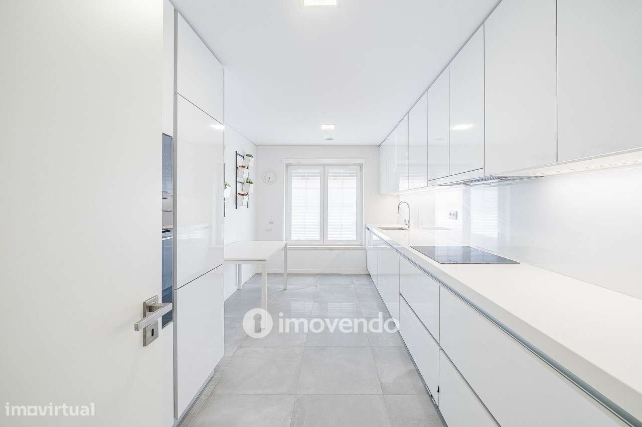 Apartamento T2, com estacionamento e cozinha equipada, na Amadora-6
