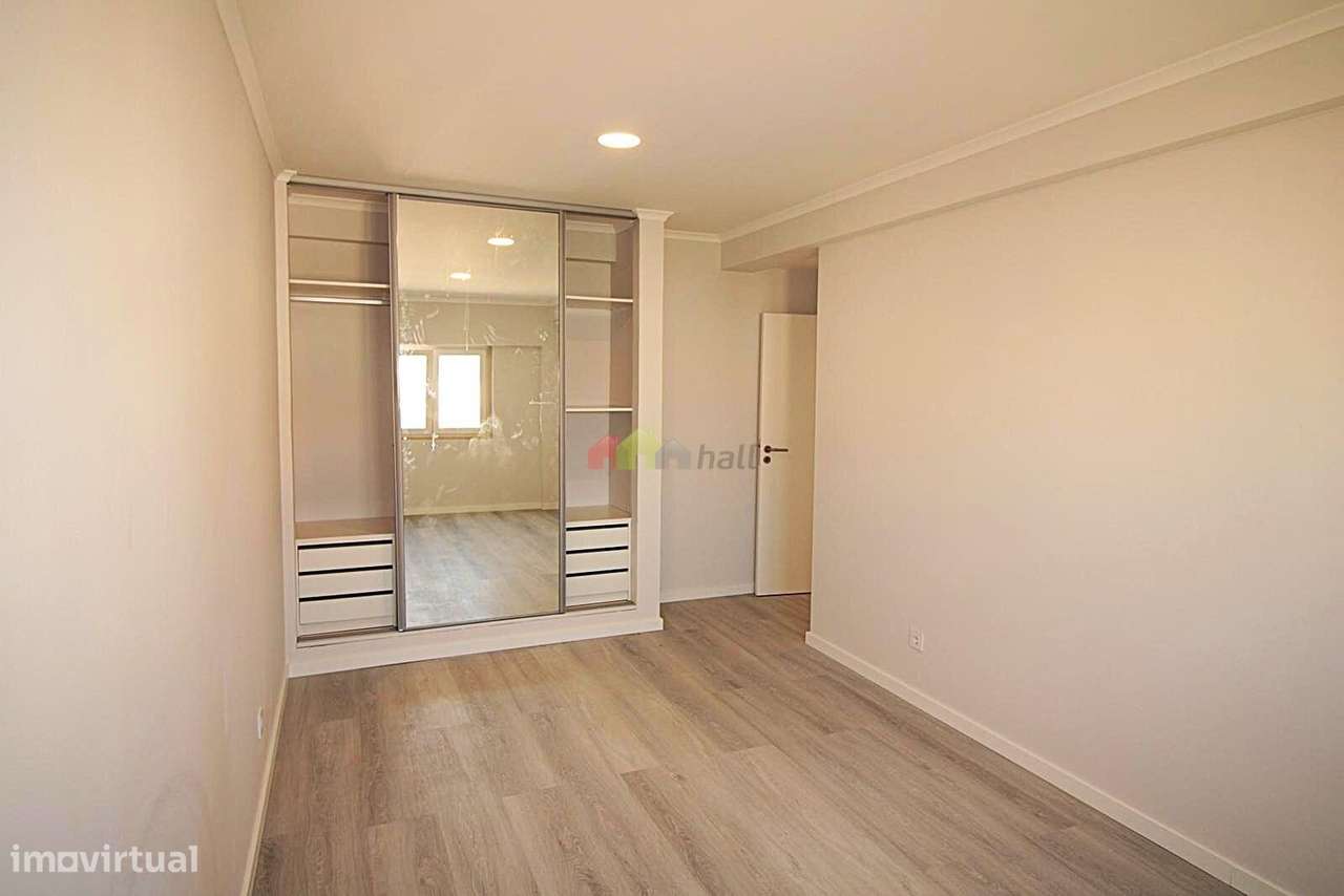 Apartamento T4, 3º andar, Totalmente Remodelado na Amora-9