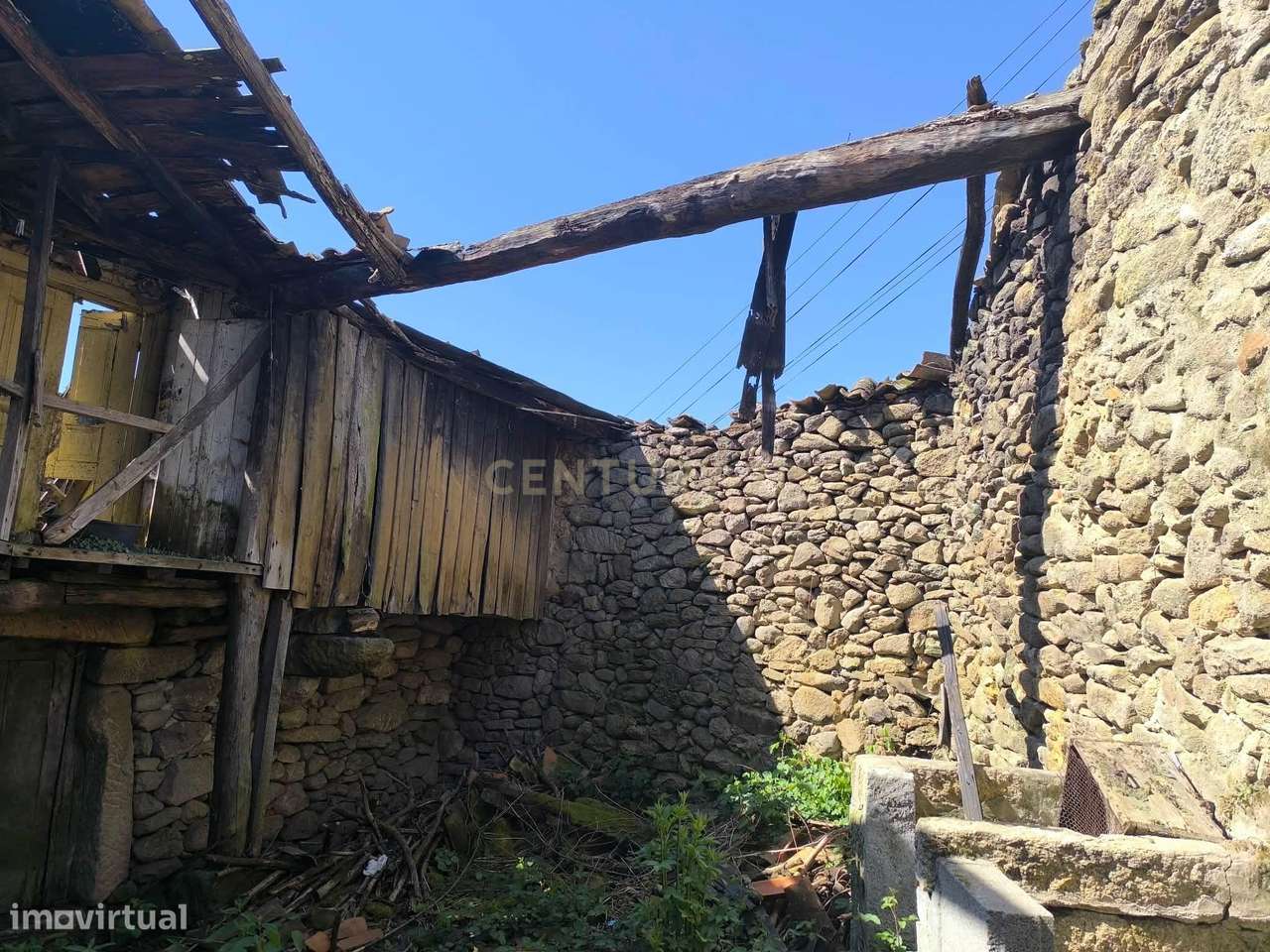 Casa antiga, em pedra de granito, com terreno, poço e árvores de fruto - Grande imagem: 5/14