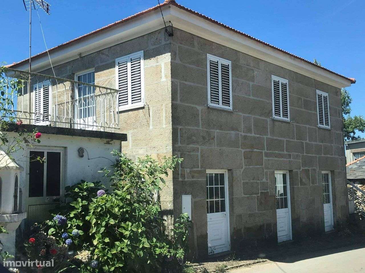 Moradia em granito, com 3 pisos, recuperada e pronta a habitar.