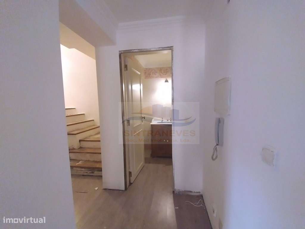 Lindo Apto T4 , totalmente remodelado num 1º andar, junto à Base Na...-30