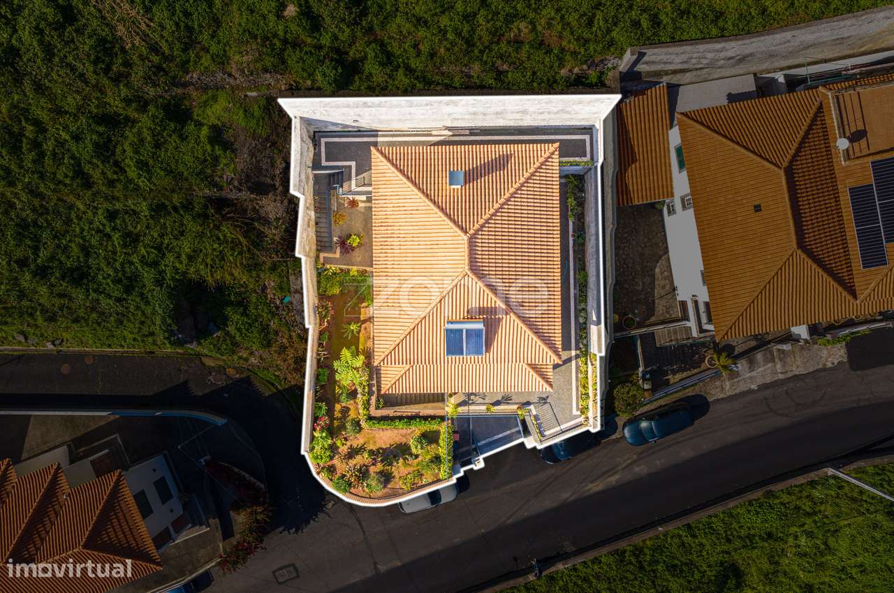 Moradia T3+1 de Luxo com Vista Mar a Apenas 5 Minutos do Funchal! - Grande imagem: 4/58