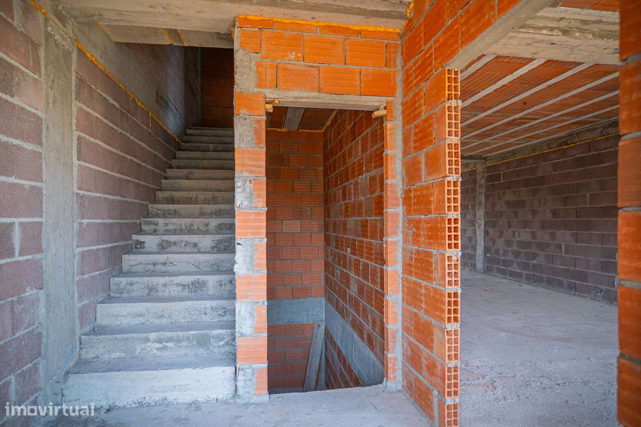 Moradia T3 por terminar em Cabanelas|Elevado potencial de investimento-10