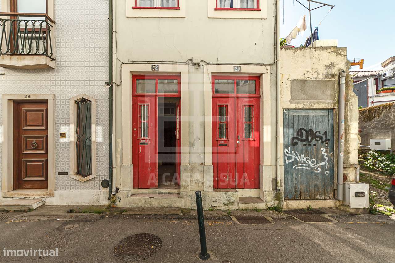 Moradia bifamiliar para restaurar na zona nobre de Aveiro - Exclusivo - Grande imagem: 3/25