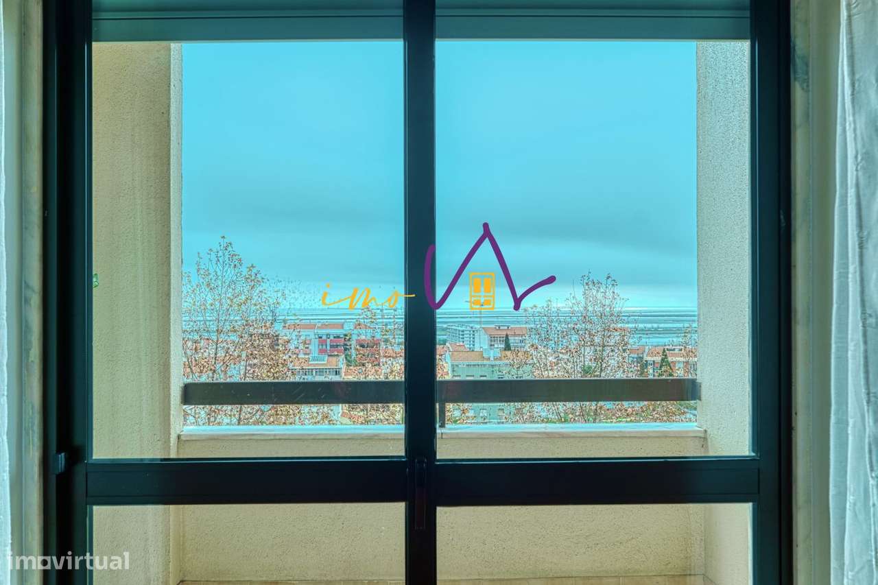 Apartamento T3 com excelentes áreas e uma vista deslumbrante sobre o-18