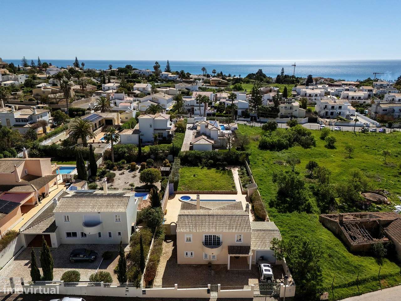 LUMINOSA MORADIA T3+1 COM PISCINA E GARAGEM PARA VENDA NA PRAIA DA LUZ - Grande imagem: 2/47