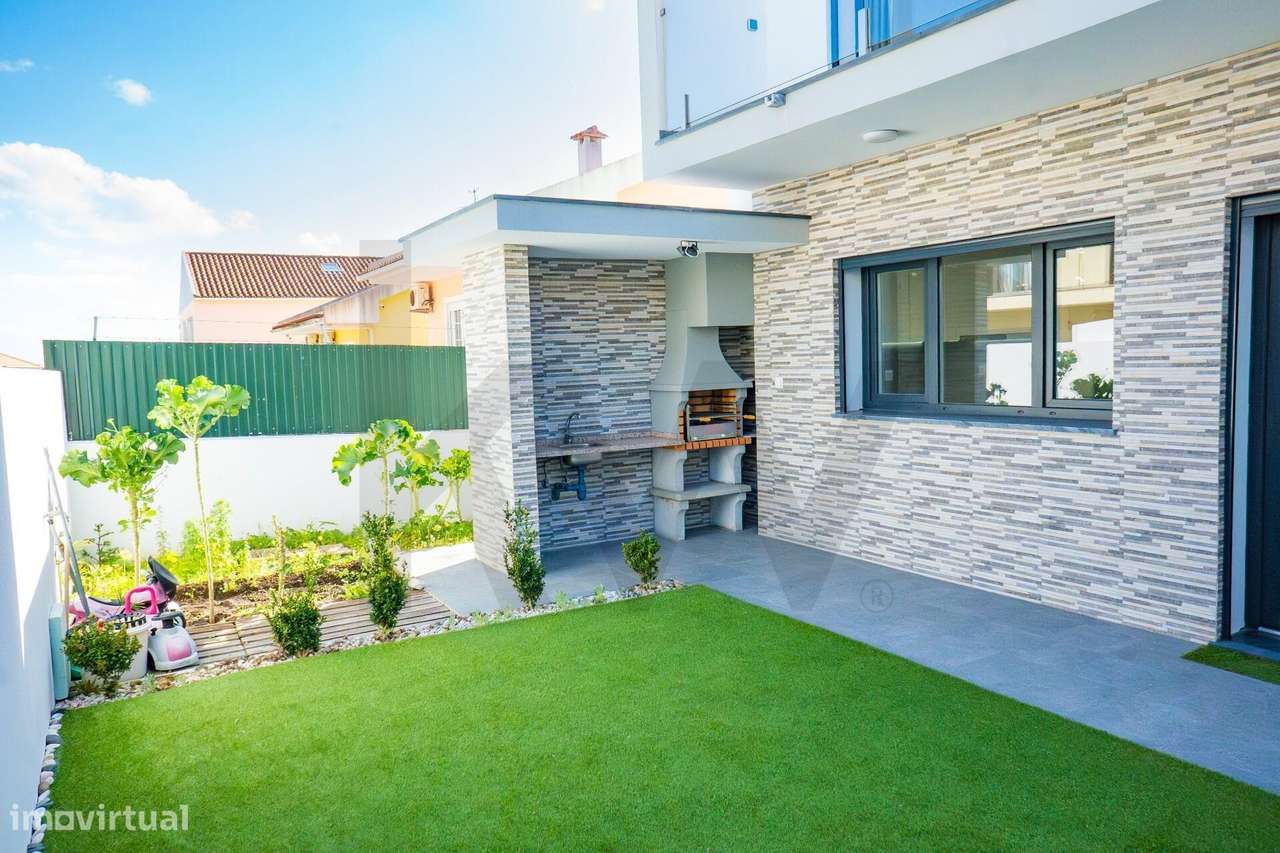 T3 Isolada em Famões: A Estreia Perfeita para a sua Família-44