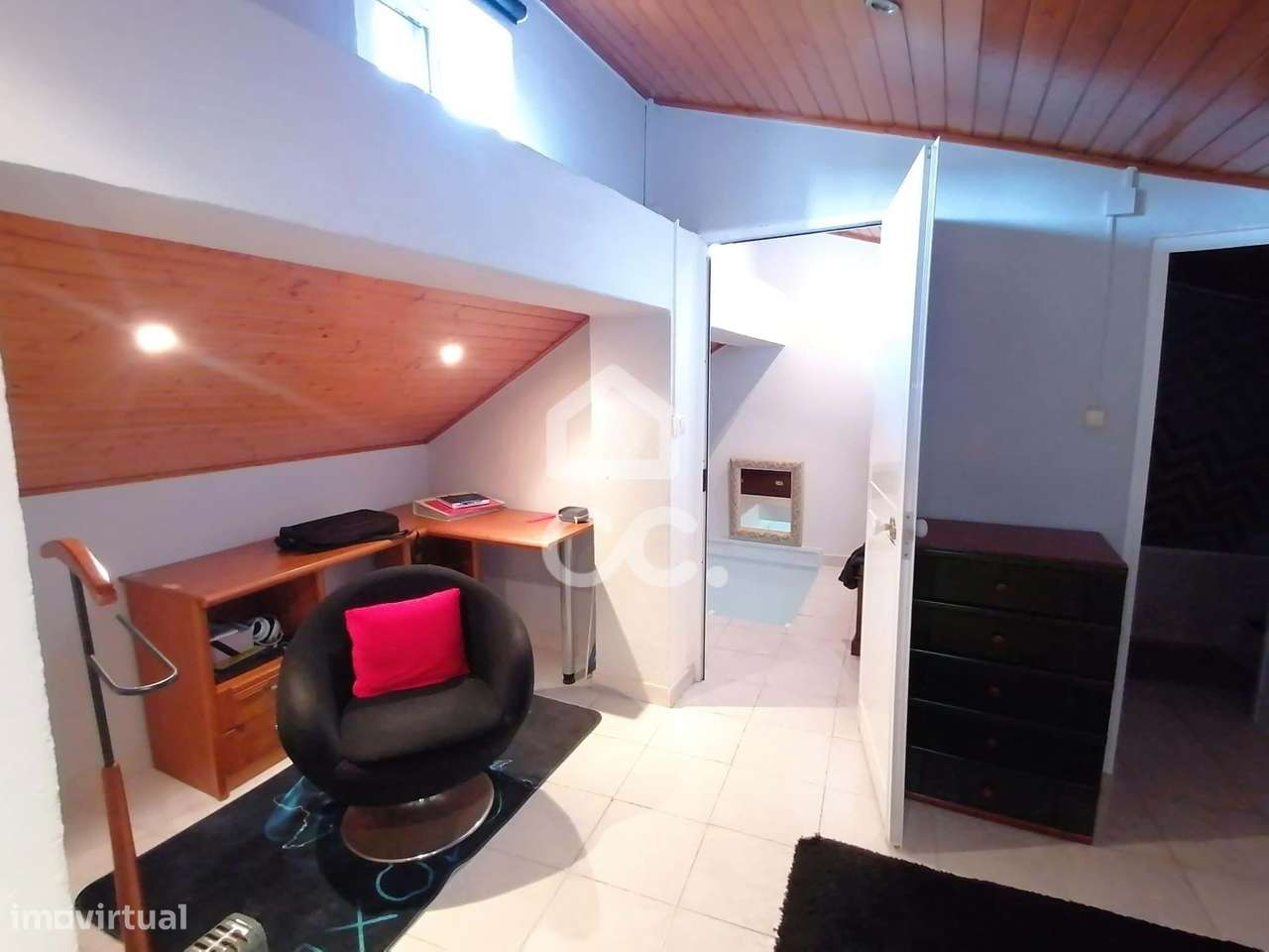 Prédio com Espaço Comercial e Habitação T3+1-26
