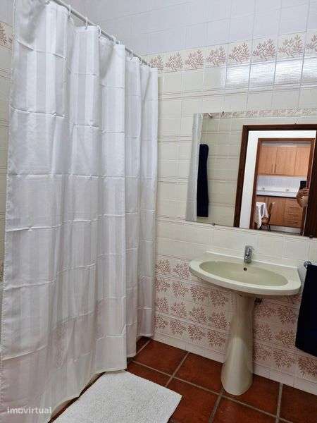 Apartamento T1 numa quinta na periferia de Angra - Grande imagem: 5/10
