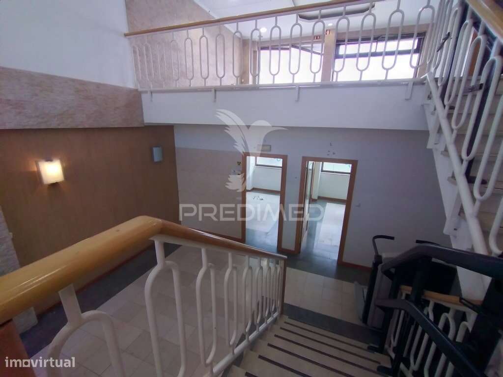 Vende se Loja  com 3 pisos Barreiro-11