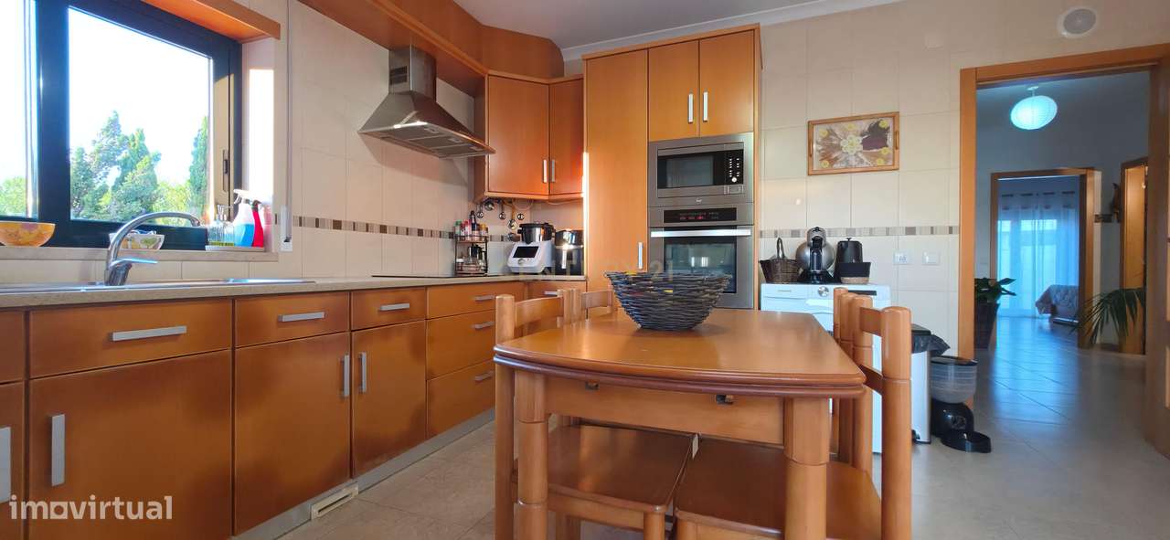 Moradia T2 com aproveitamento de sótão, anexo T0 e excelente localizaç-9