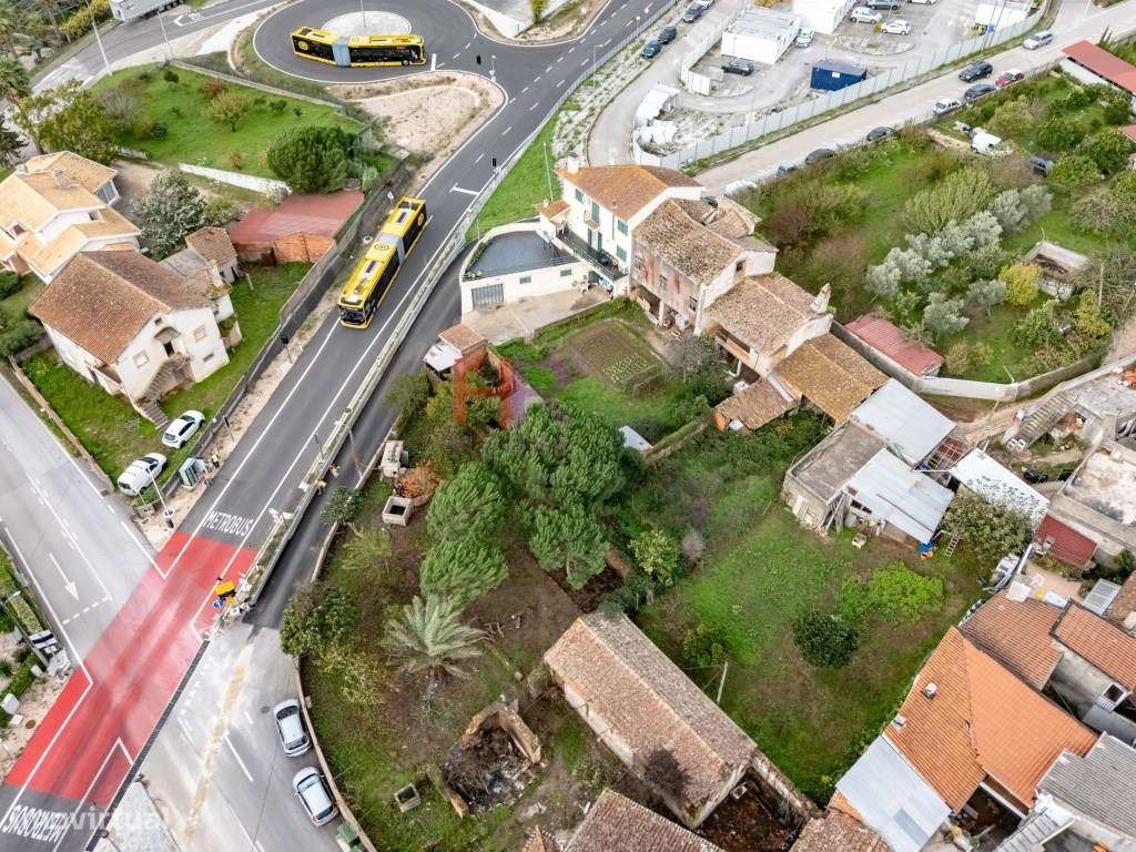 Coimbra, Vende-se Moradia com terreno e jardim.-51