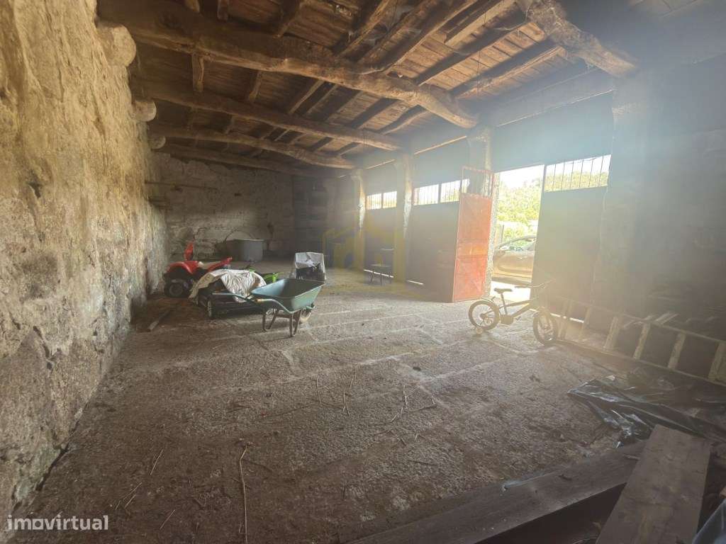 Terreno com Potencial para 1 ou 2 Habitações e excelente localização.-14