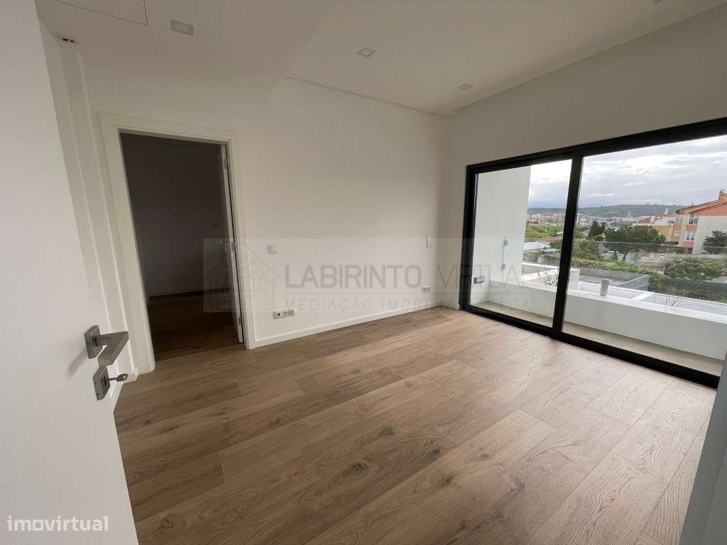 Vende-se Moradias T4 em Condomínio privado, no Fanqueiro - Loures-12