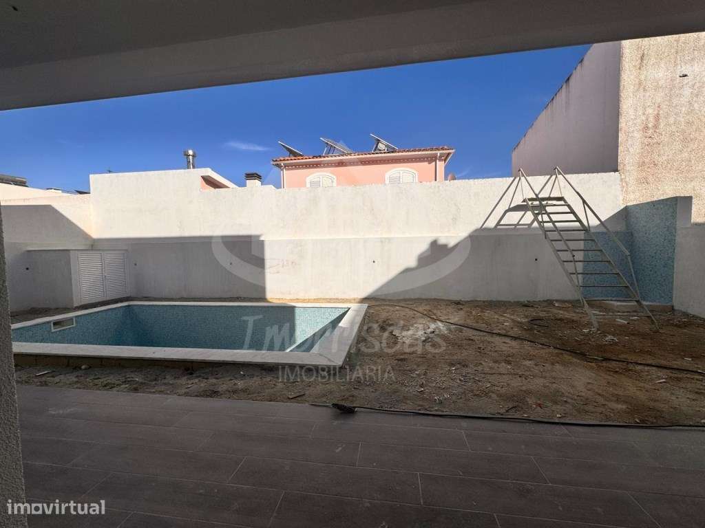 Moradia T4 com piscina na Avenida Marisol, Charneca da Caparica - Grande imagem: 4/25