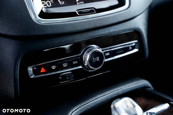 Volvo XC 90 T8 AWD Plug-In Hybrid Momentum Pro 7os - 25