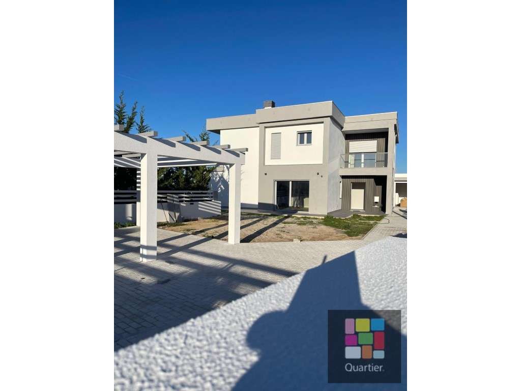 Moradia T4 em Azeitão - Conforto, Espaço e Qualidade de Vida!-0