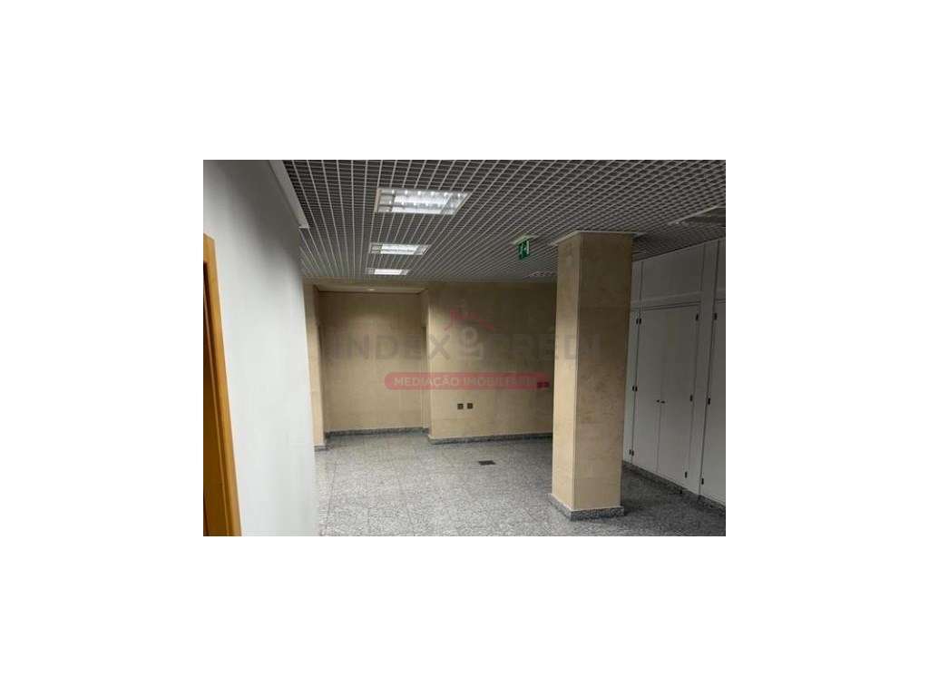 Ampla Loja com cave - Vila Nova de Poiares-8