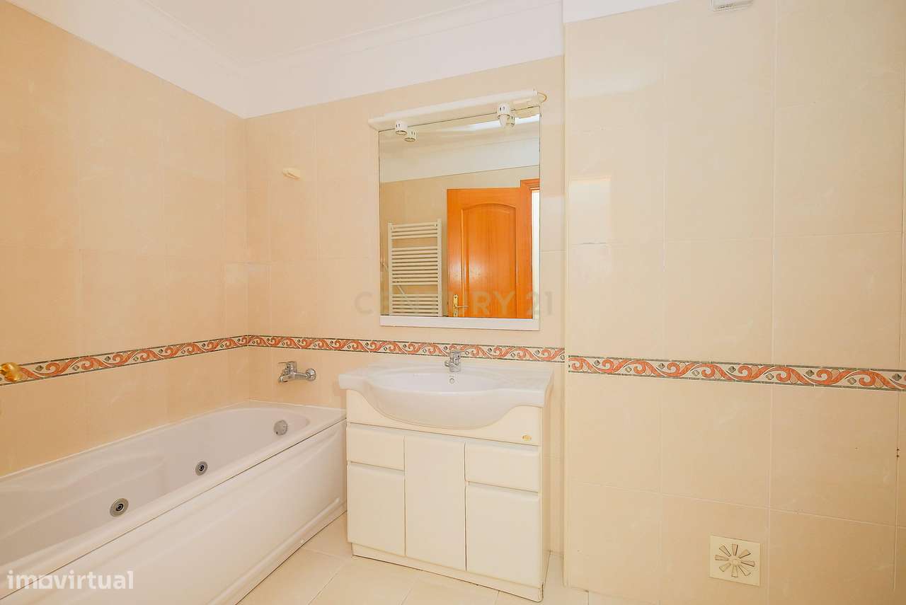 Apartamento T3 luminoso na Parede com varandas, garagem e arrecadação-21