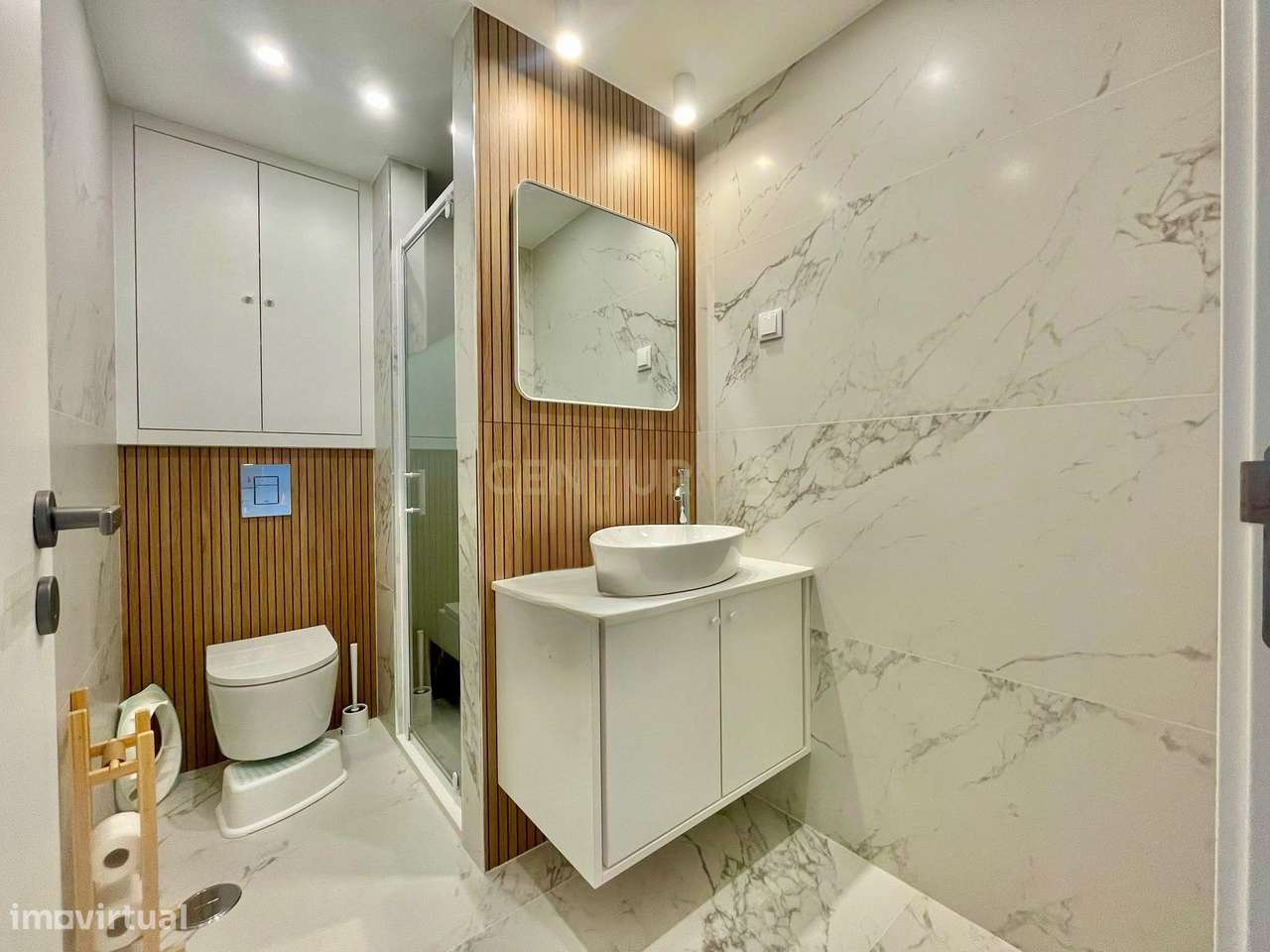 Apartamento T2 com Varanda em Localização Privilegiada-10