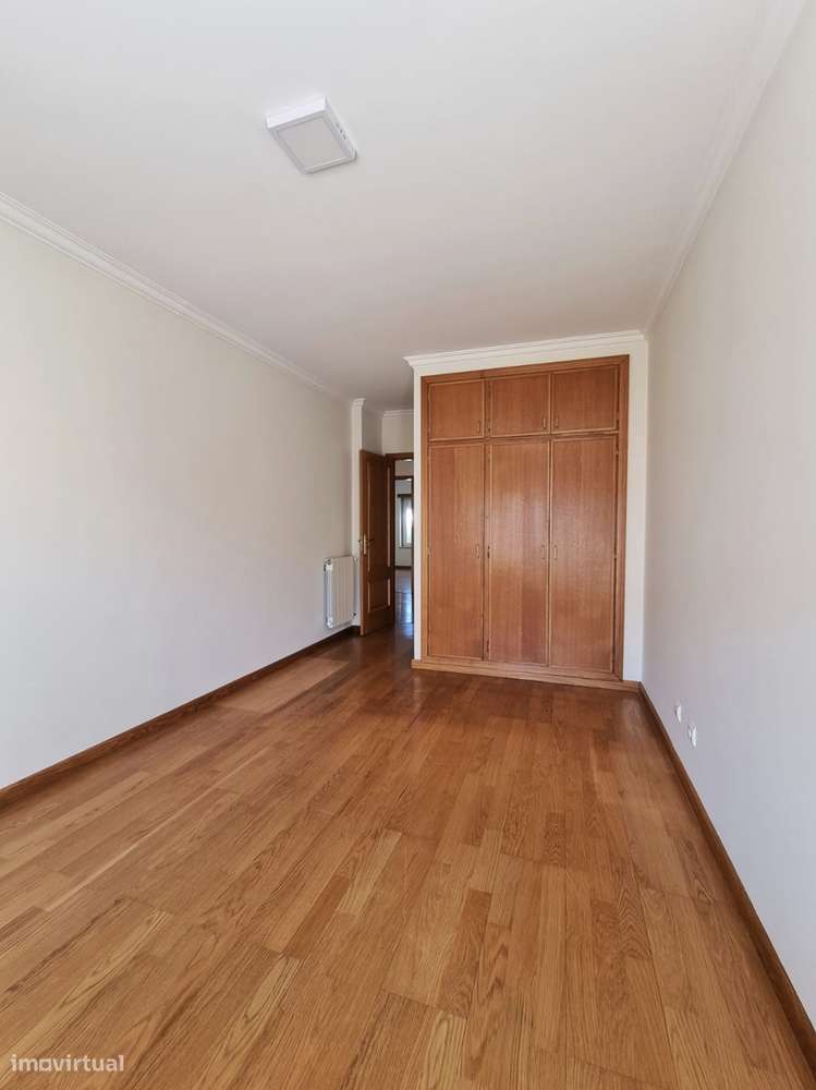 T4 com Garagem e Varanda no Prior Velho-15