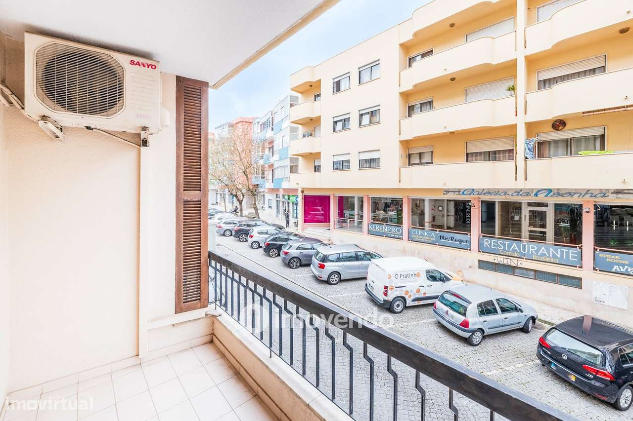 Apartamento T3, com terraço e arrecadação, em Mem Martins-26