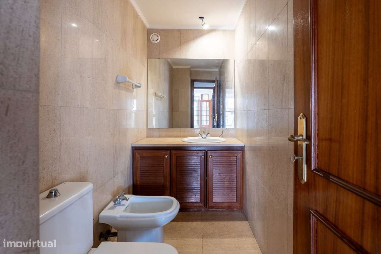 Apartamento T2 com varanda, garagem e vista urbana-6