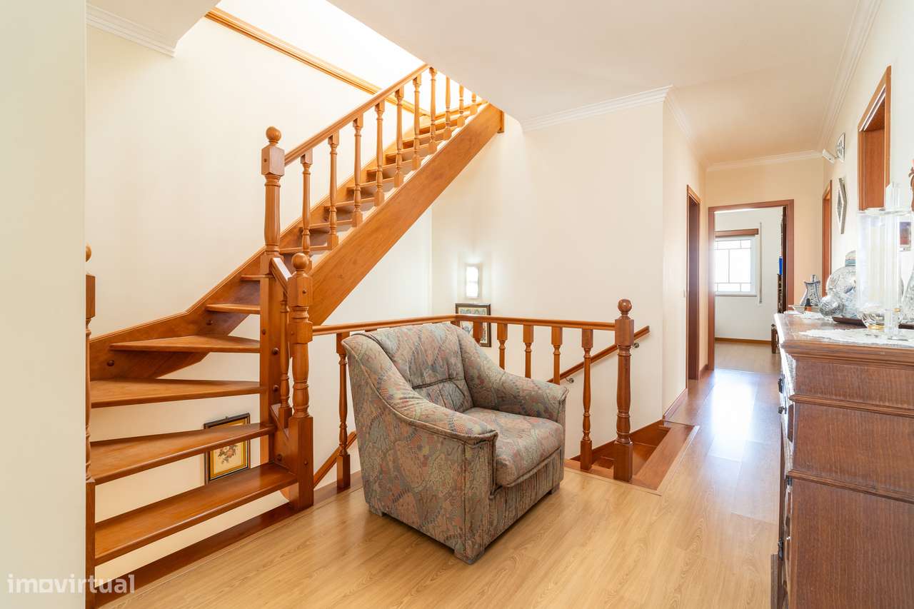 Moradia T4 com jardim, garagem e vistas urbanas-12