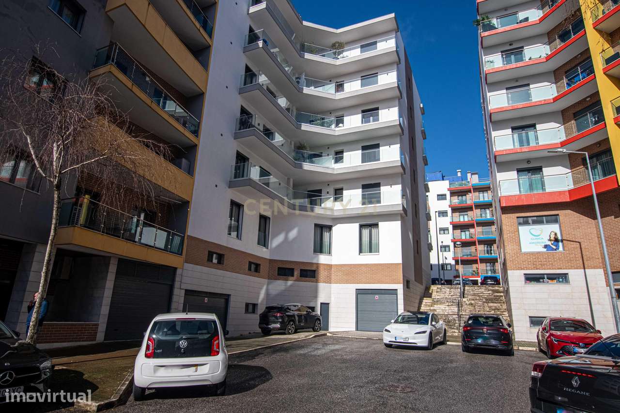 T4 Exclusivo com Terraço e Box para 2 Carros no Jardim da Amoreira-30