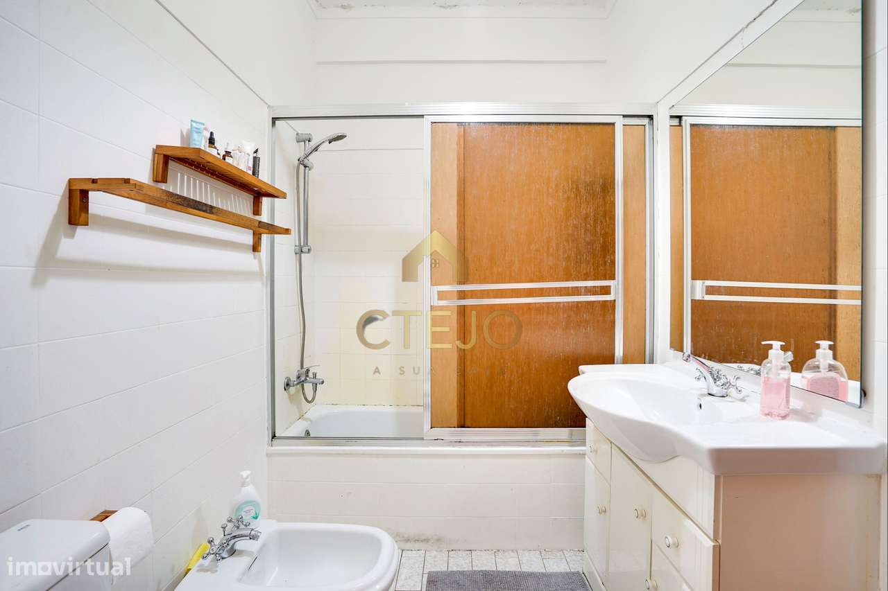 Apartamento T2  com varanda e arrecadação em Vale de Figueira , São Jo-11