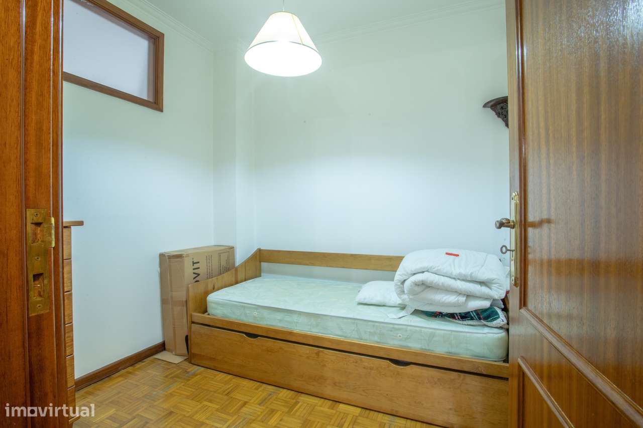 T2 +1 com 102 m² | Varanda | Perto do Metro e Baixa Ribeirinha-18