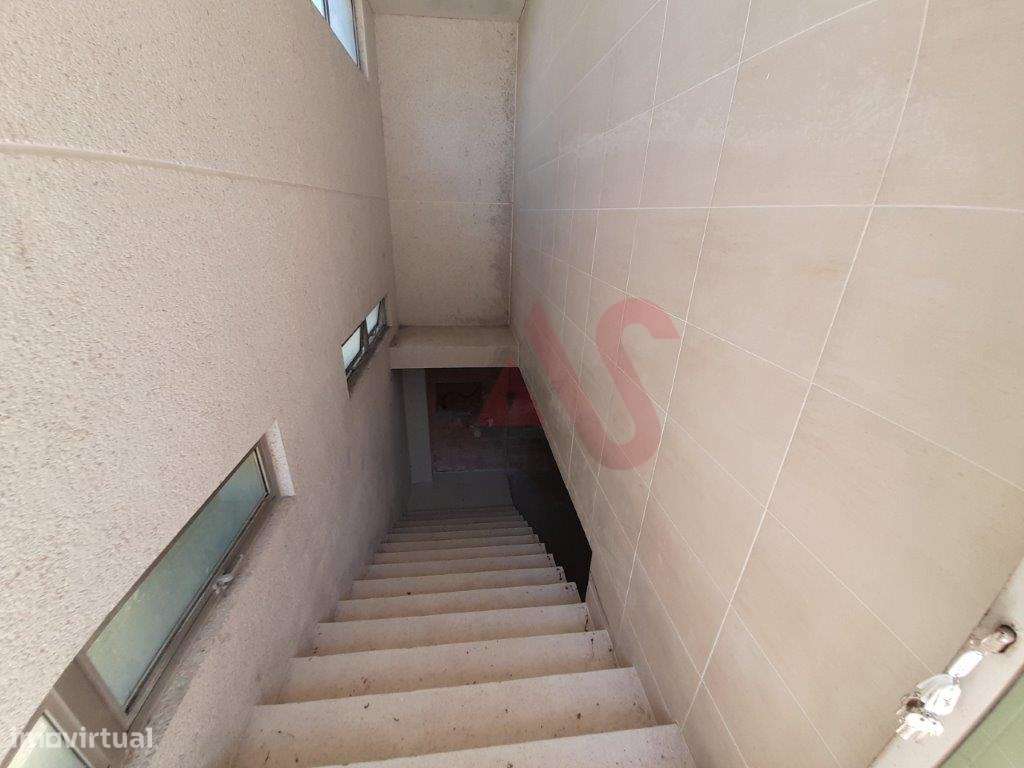 Loja com 256 m2 com licença para comércio , em S. Miguel, Vizela - Grande imagem: 5/12