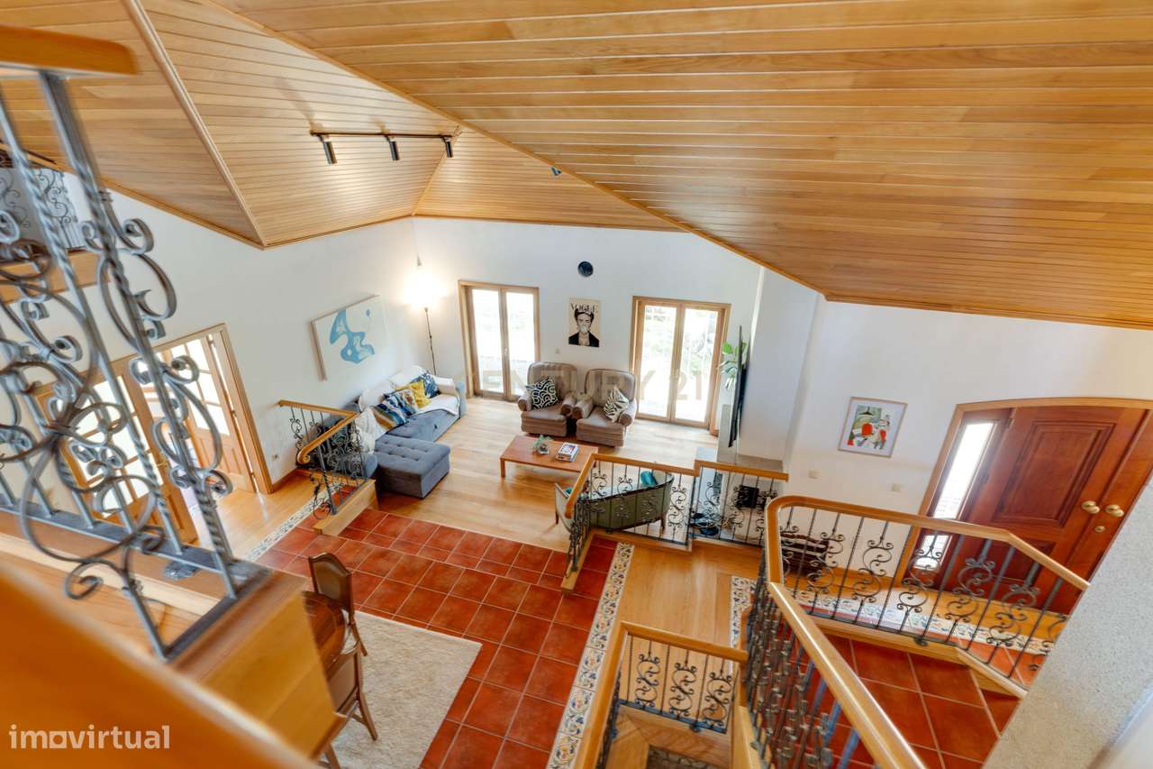 Encantadora Moradia de 4 Frentes-25