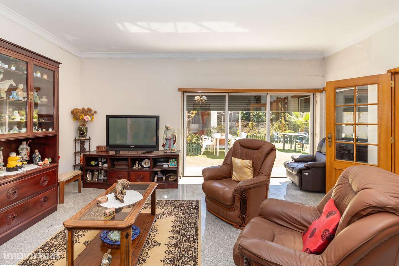 Luxuosa Moradia T4 em Belverde com espaço aconchegante - Grande imagem: 4/38