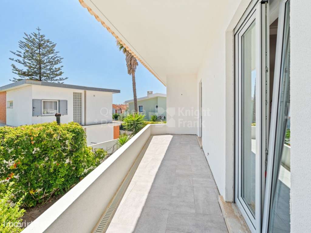 Moradia unifamiliar T4 com logradouro na Parede-20