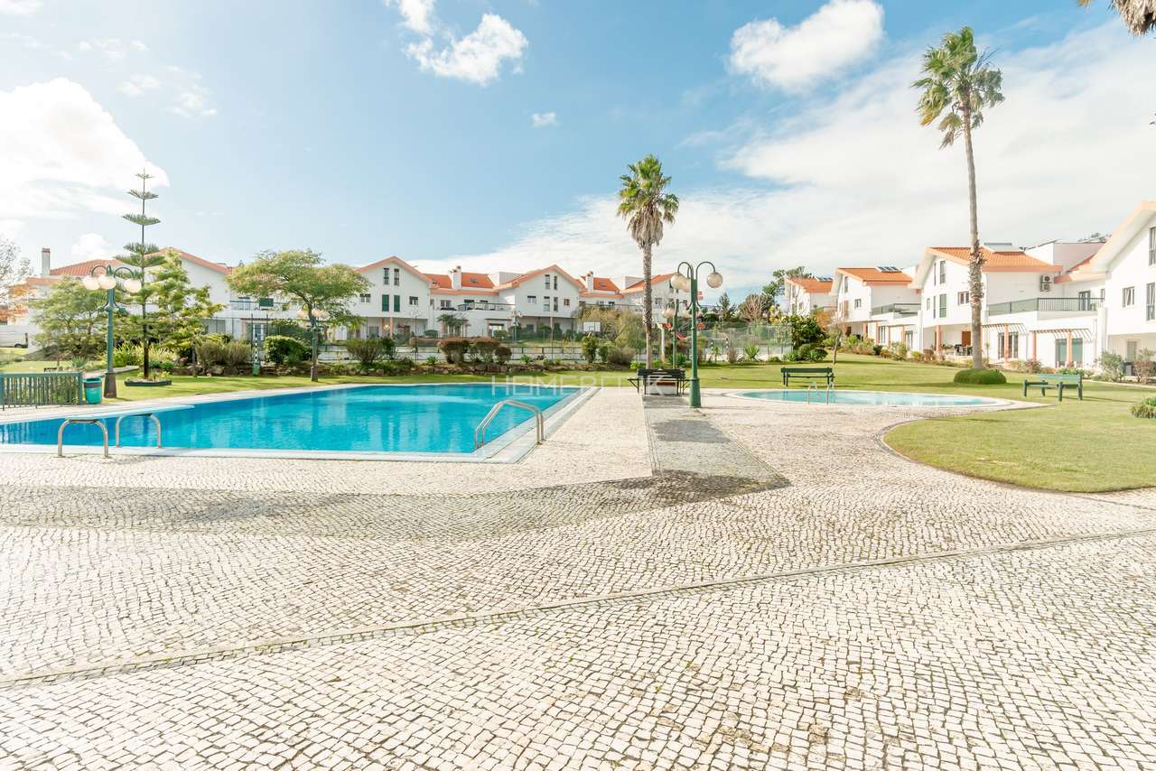 Moradia T5 renovada em condomínio fechado com piscinas, campo de ténis-59