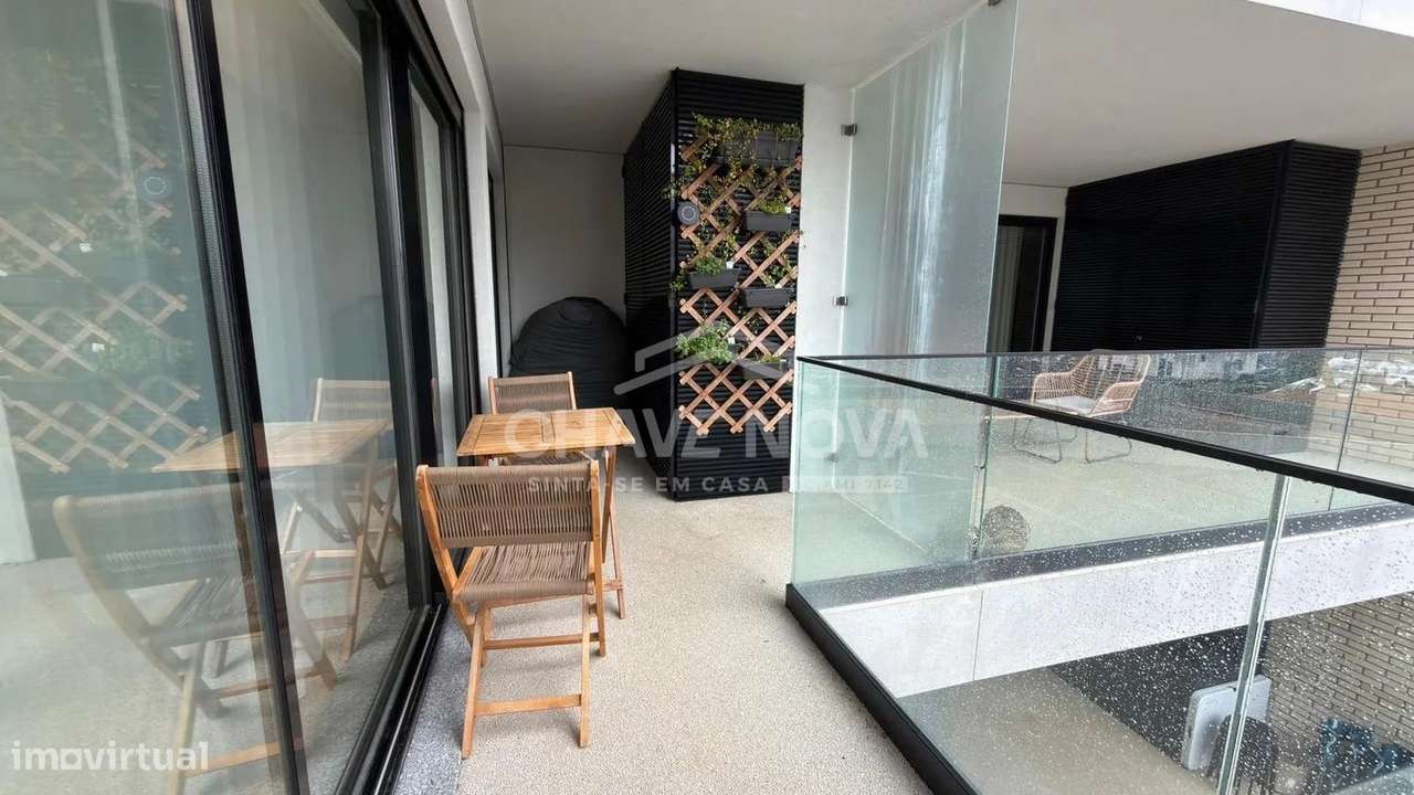 Apartamento T1+1 Como Novo c/ Lugar de Garagem em Santa Marinha (VL8)-16