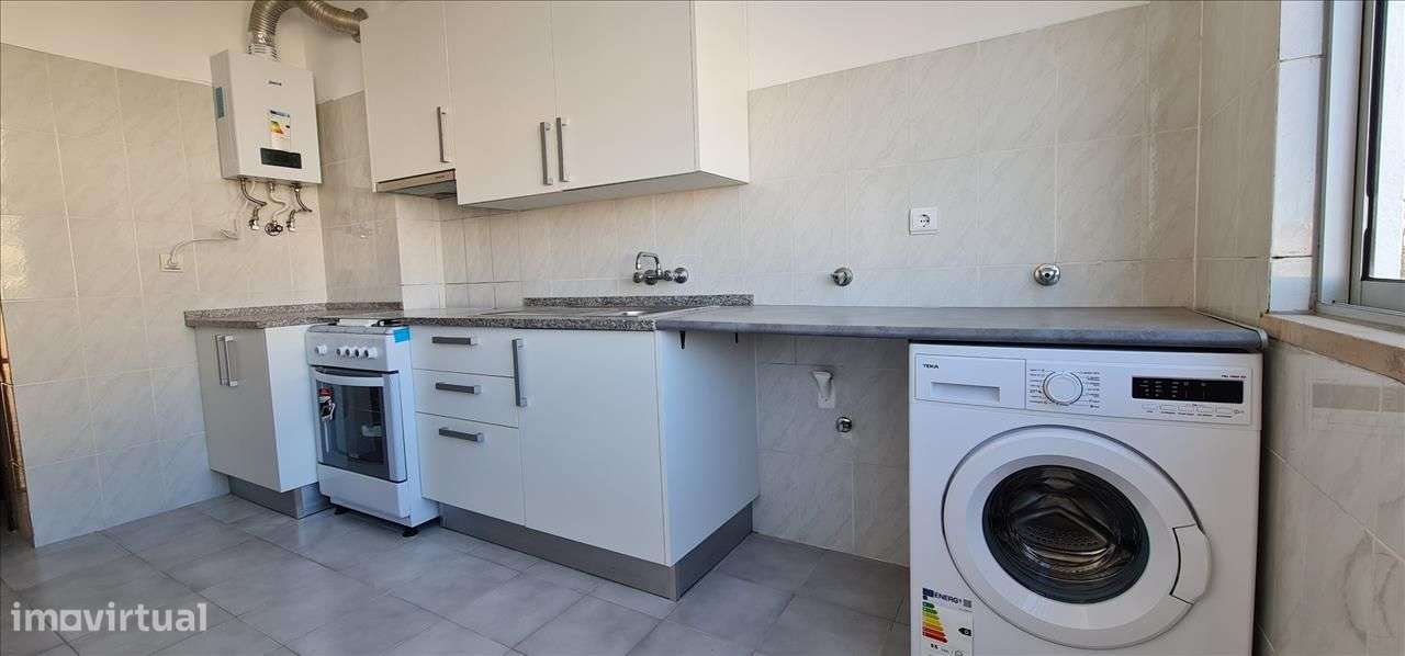Apartamento T2 com Boa Exposição Solar em Rio de Mouro-5