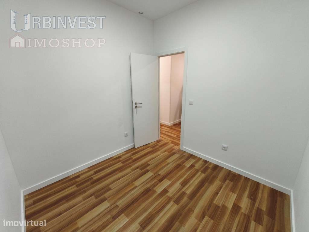 Loja Comercial Totalmente Remodelada no Centro de Quarteira, Algarve-5