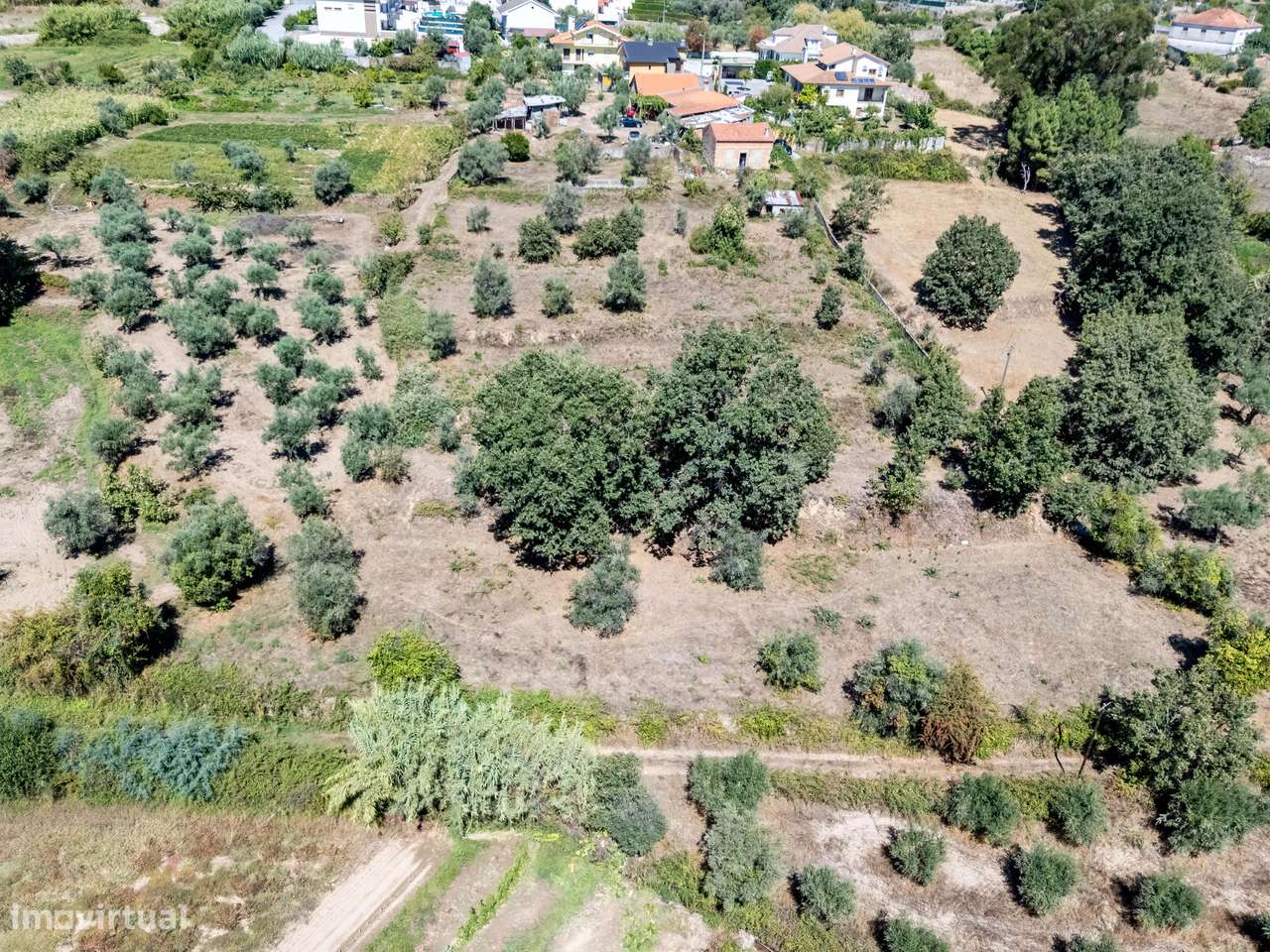 Moradia em pedra isolada com piscina e jardim-4