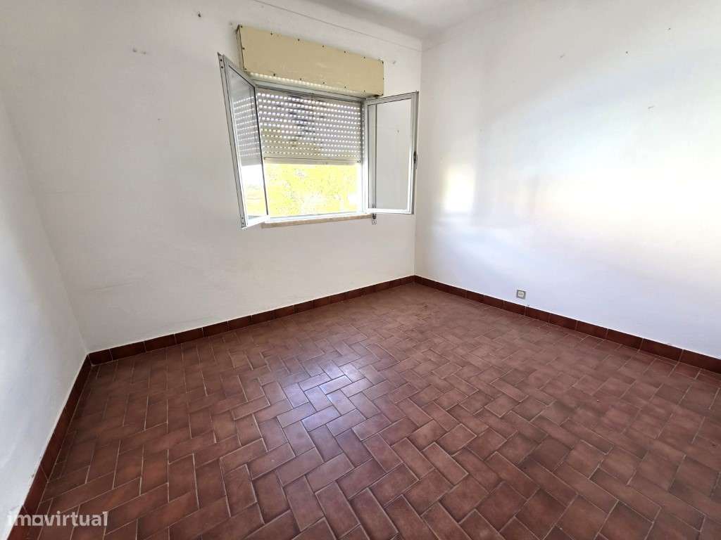 Moradia T3 em Vila Viçosa, com garagem, inserida em lote de 3500 m2-13