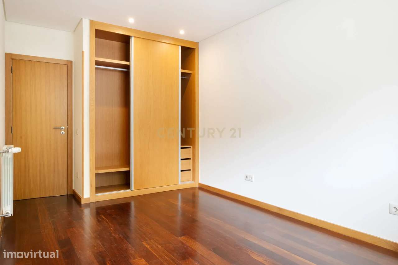 Apartamento T3 com varanda e estacionamento - Rua Duque de Terceira-23