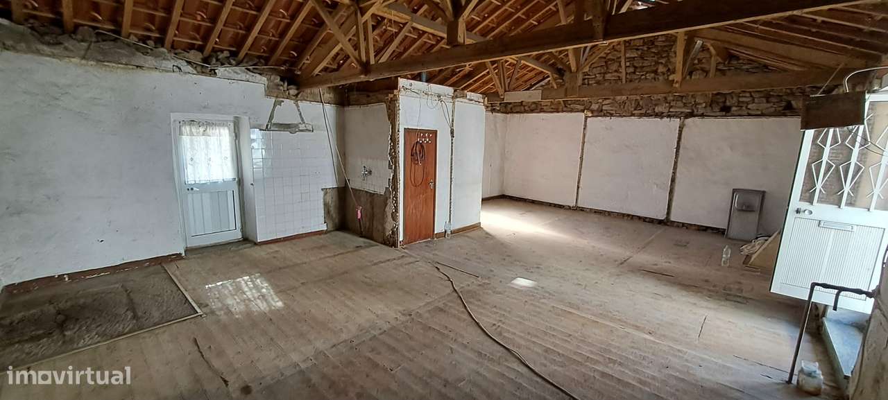 Moradia para restaurar T2 em Miranda do Douro-6