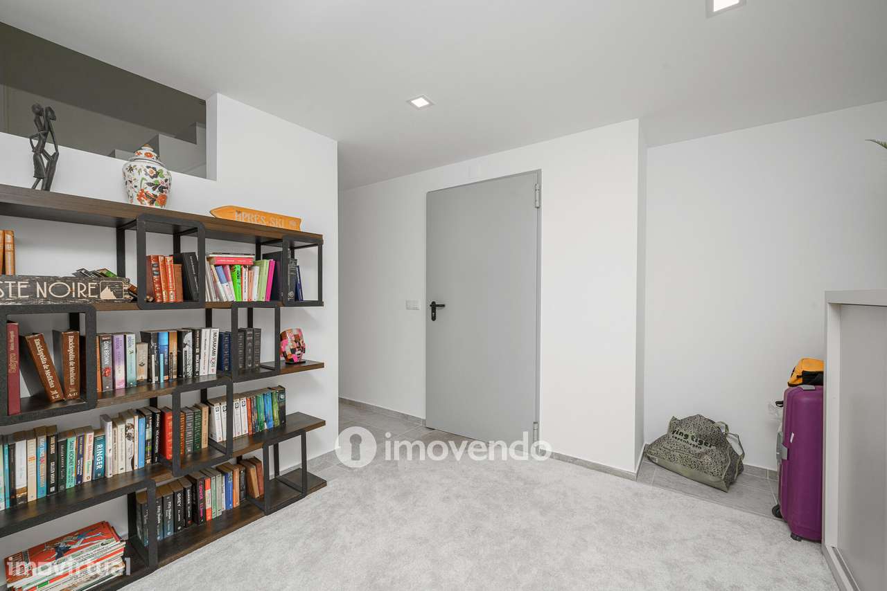 Moradia T3+1 moderna, com piscina e garagem, na Caparica-33