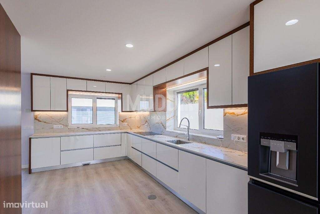 Moradia T4 com Design Contemporâneo e Acabamentos Premium-5