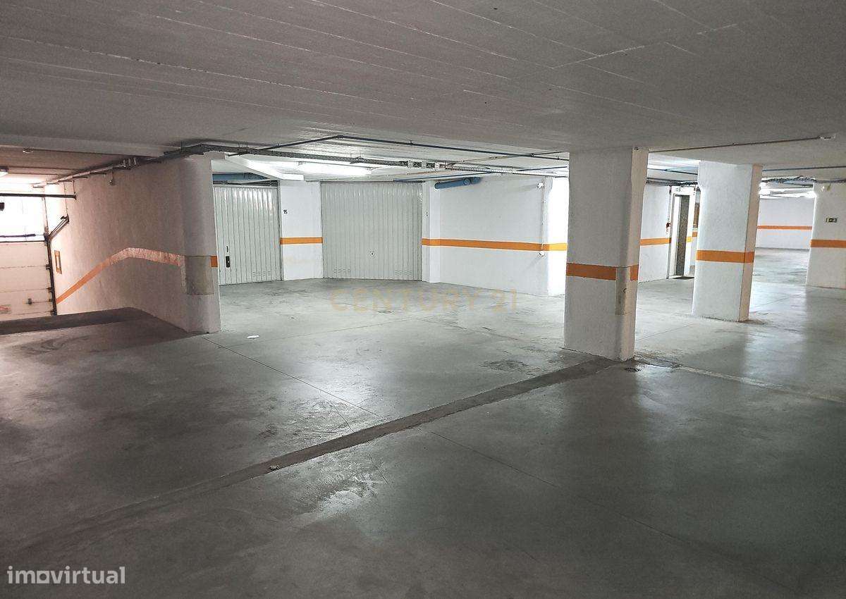 Oportunidade Única em Massamá – Garagem Ampla com Potencial de Oficina - Grande imagem: 4/12
