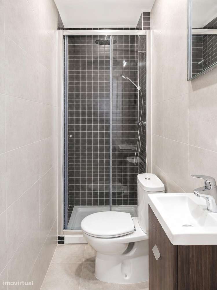 T2 totalmente remodelado, para viver ou investir - Lumiar-16